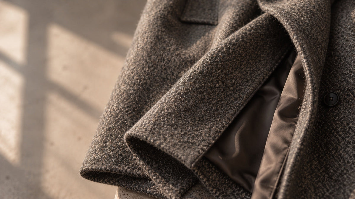 Gros plan sur le tissu d'un manteau en laine chinee grise, grain de la fibre bien lisible Image