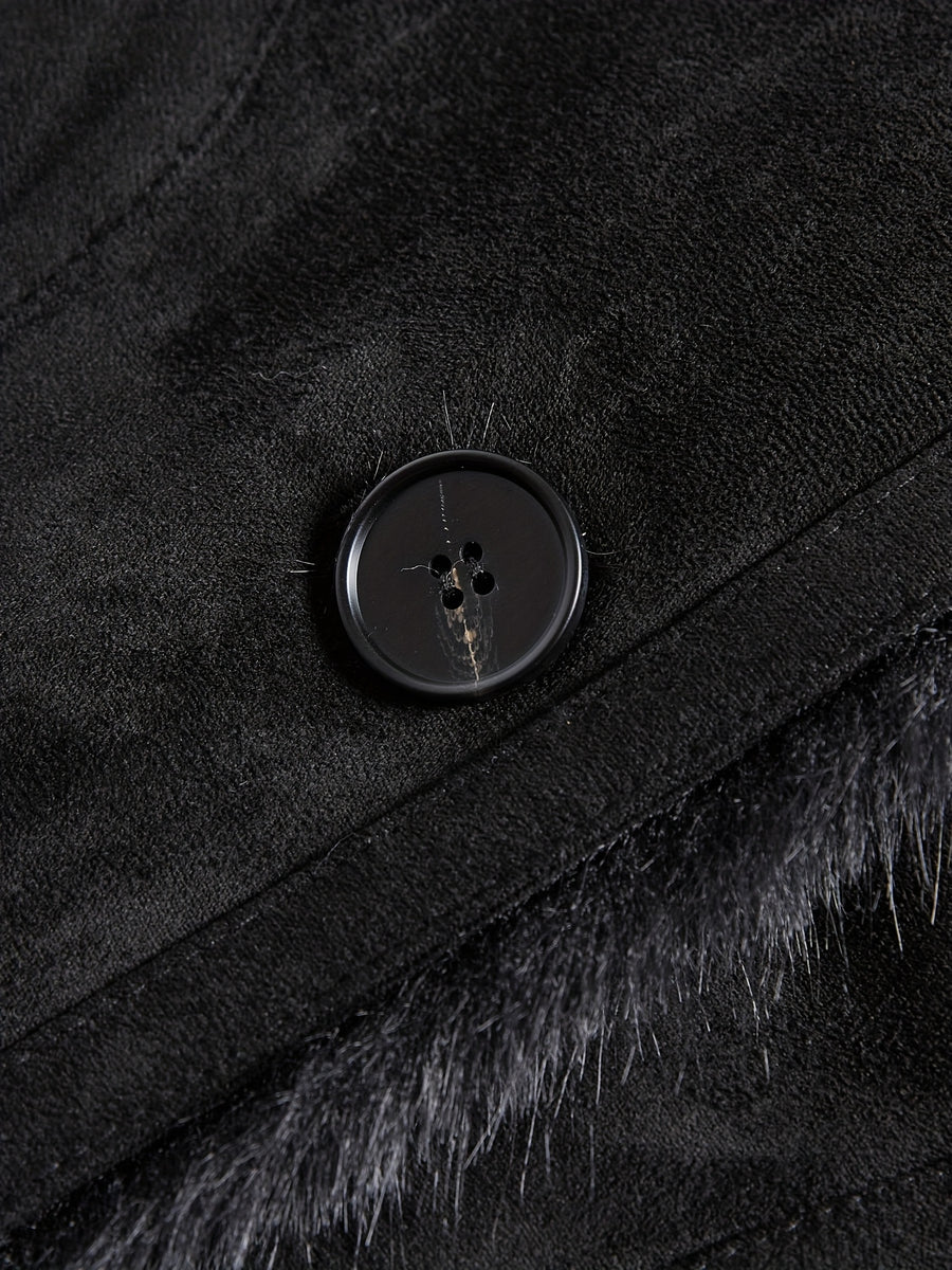 Manteau en fausse fourrure long, à revers, détail du vêtement