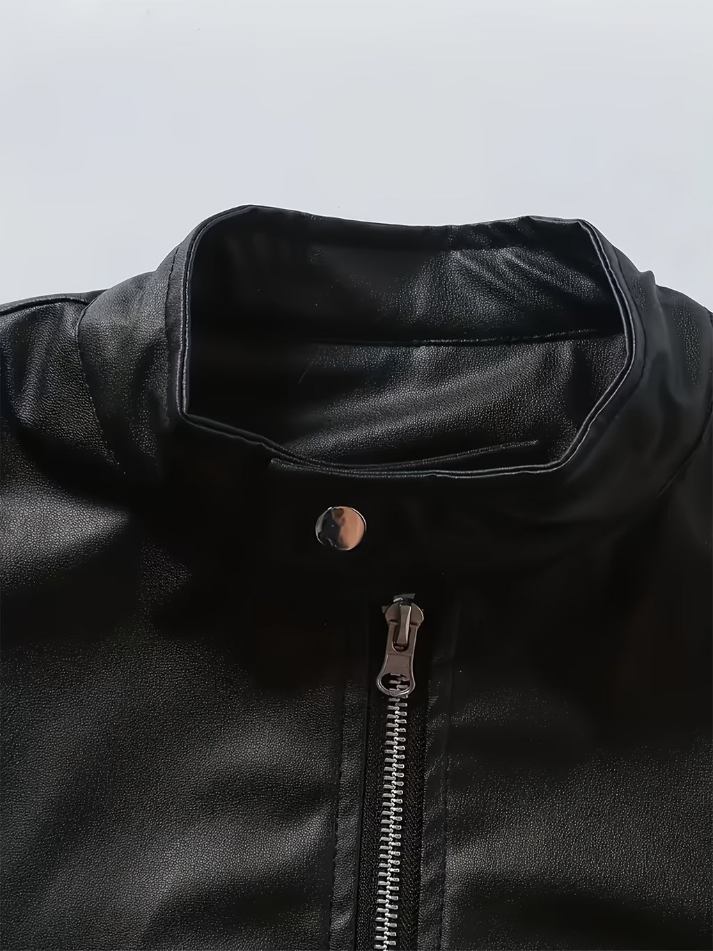 DIFFELEMENT Veste Décontractée Homme à Petit Col Montant Coupe-Vent Légère Toutes Saisons Adaptée Veste de Moto Tissu Doux et Lisse Double Fermeture Éclair Multi-Boutons Conception de Poche Fermeture Éclair Coupe Standard Veste Adaptée pour la Conduite Pl, détail du vêtement