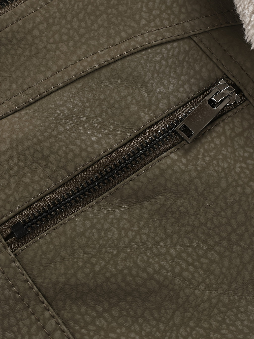Veste de moto en PU pelucheux avec doublure à revers, doublure épaisse et chaude, tissu à texture vintage, multiples poches à fermeture éclair, coupe slim courte, tenue décontractée américaine pour la conduite et les trajets automne/hiver, vête, détail du vêtement