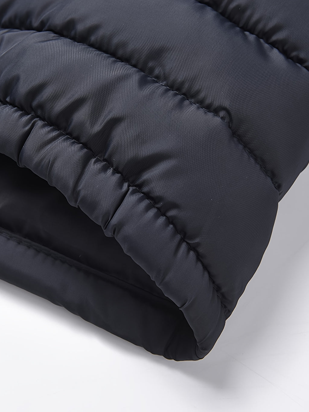 Veste matelassée, coupe-vent, à capuche, fermeture éclair, détail du vêtement