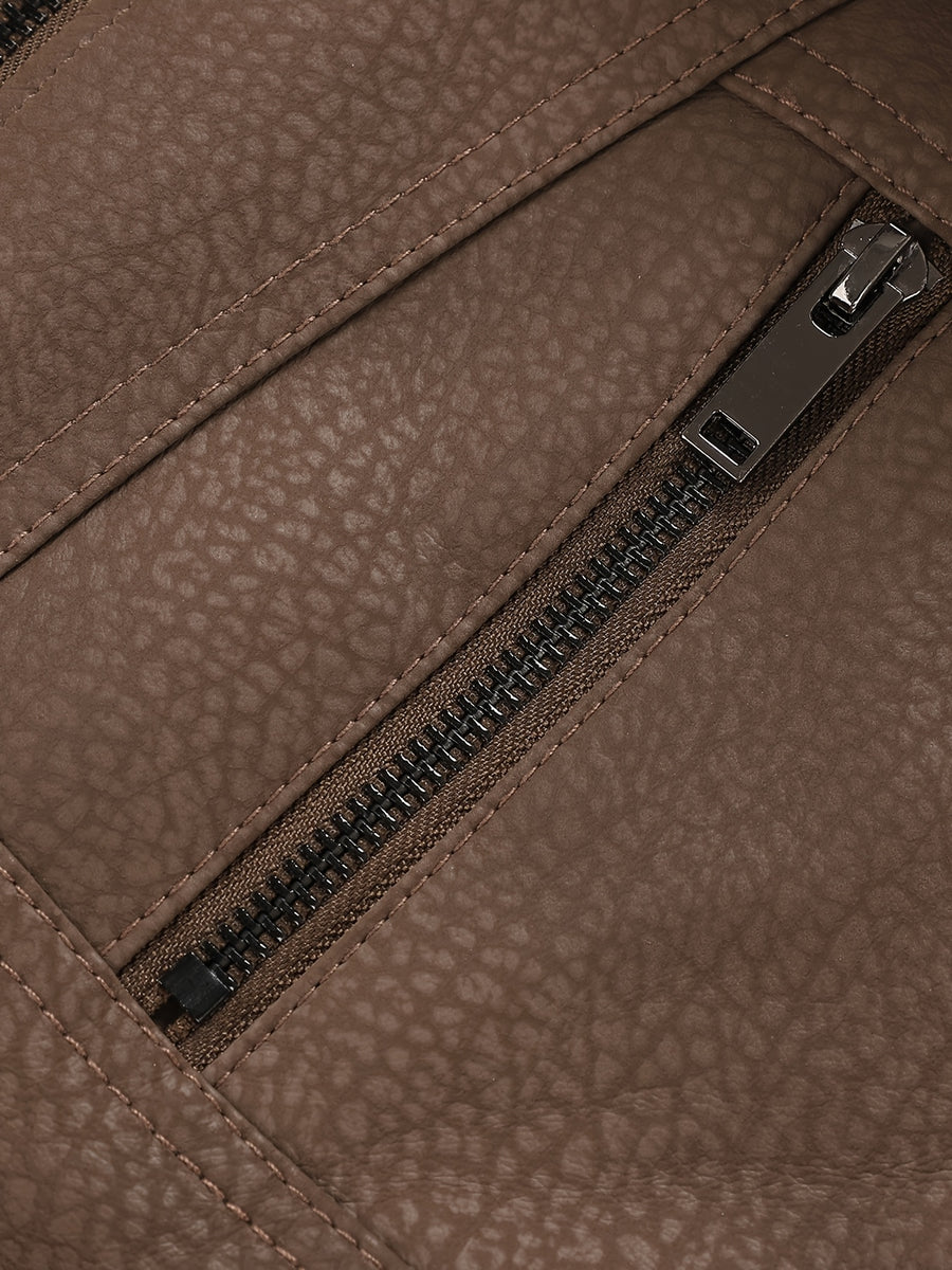 Veste de moto en PU pelucheux avec doublure à revers, doublure épaisse et chaude, tissu à texture vintage, multiples poches à fermeture éclair, coupe slim courte, tenue décontractée américaine pour la conduite et les trajets automne/hiver, vête, détail du vêtement