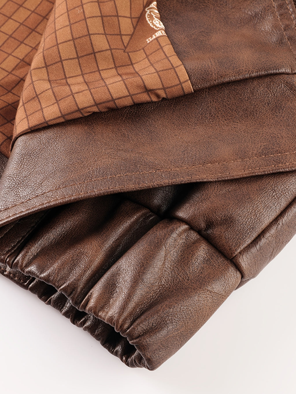 Veste en fausse fourrure, à revers, détail du vêtement