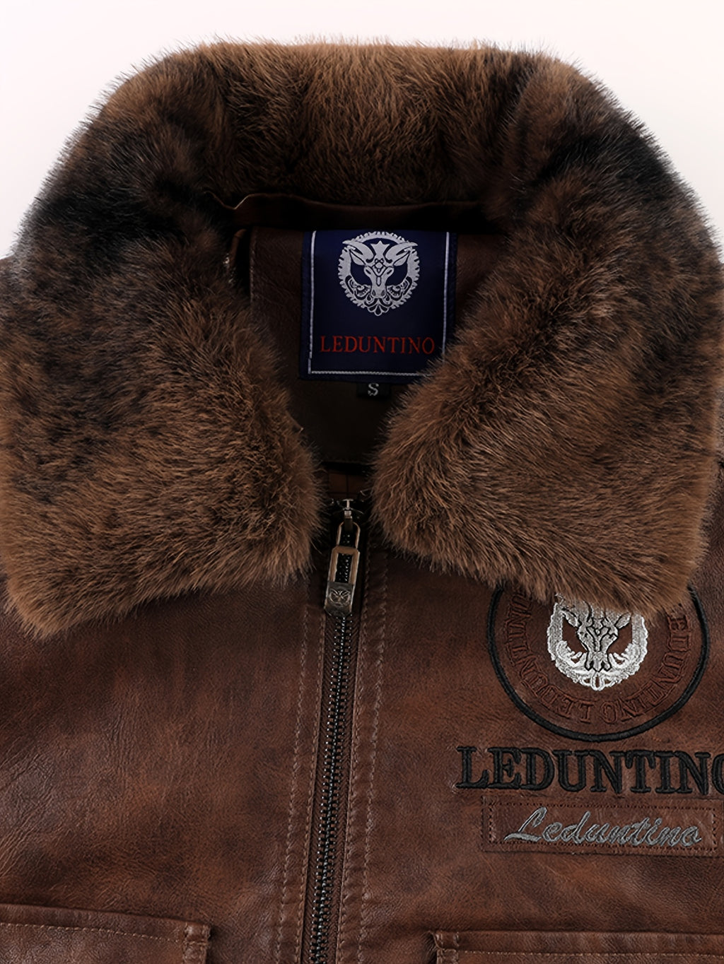 Veste en fausse fourrure, à revers, détail du vêtement
