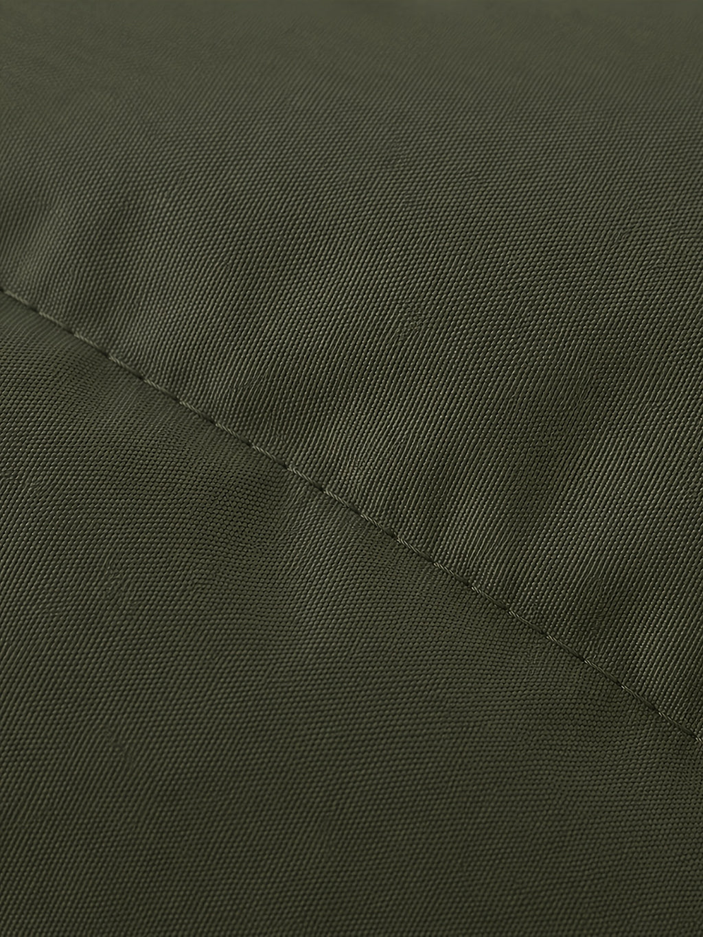 Veste matelassée, coupe-vent, à col montant, col montant, détail du vêtement